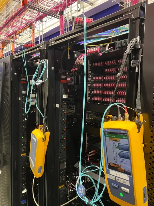 OTDR и OLTS измерения на телекоммуникационных стойках