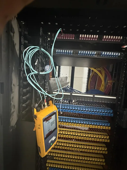 Измерение оптической линии в телекоммуникационной стойке с помощью Fluke Versiv