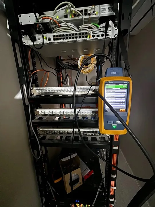 Открытая стойка СКС и Fluke DSX-5000 в процессе тестирования