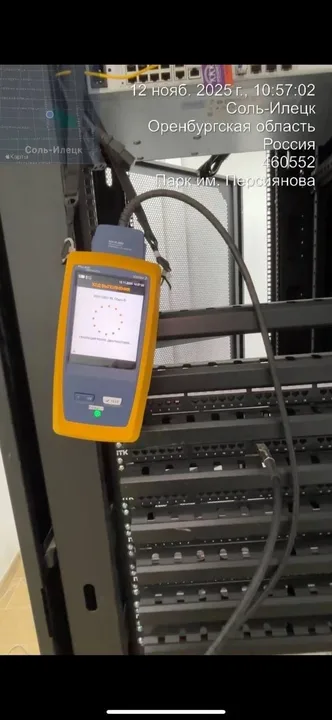 Экран анализатора Fluke с ходом выполнения теста СКС