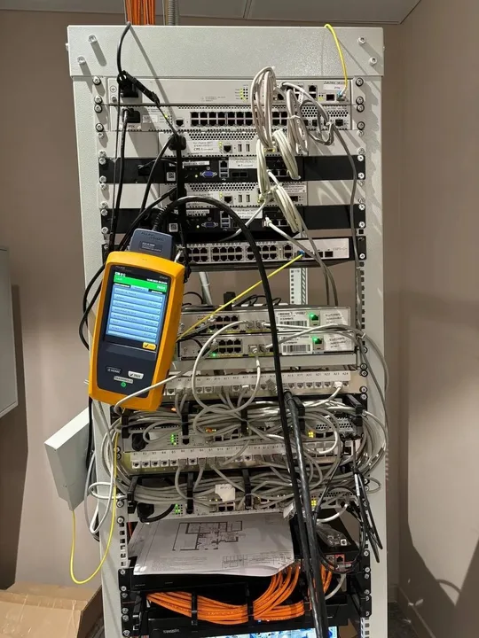 Fluke DSX-5000 показывает успешный результат теста линии в телекоммуникационном шкафу